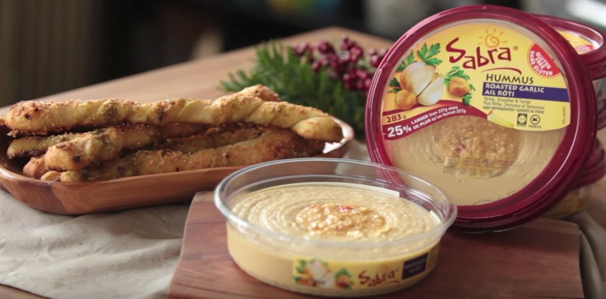 À la recherche d'idées simples ET savoureuses à partager avec vos proches pour le réveillon du Nouvel An? Découvrez les recettes d'<a href="/AbbeysKitchen/">Abbey Sharp</a>  à base de hummus Sabra dans cette capsule! #FaitesTrempetteAvecSabra
Visionnez la vidéo ici: youtube.com/watch?v=M5Sp_0…