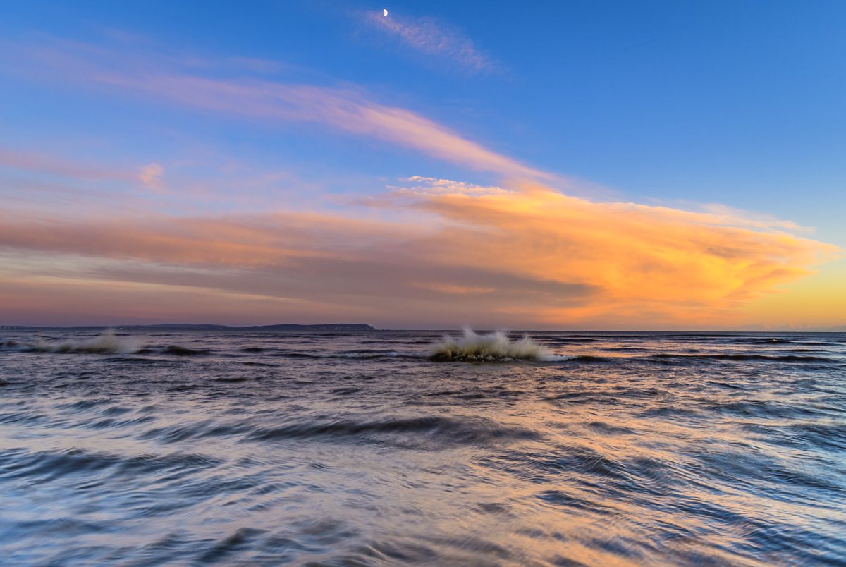 Nice light tonight strong winds <a href="/BBCEarth/">BBC Earth</a> <a href="/StormHour/">#StormHour</a>  <a href="/goDorset/">go Dorset</a> <a href="/PicBallot/">GFE Escorts Kenya</a> <a href="/DorsetMag/">Dorset Magazine</a> <a href="/VisitDorsetBiz/">Dorset Tourism Biz</a>      <a href="/Bournemouthecho/">Bournemouth Echo</a> @VisitDorset   <a href="/lovefordorset/">Love For Dorset</a> <a href="/TheNoisyLobster/">The Noisy Lobster</a> <a href="/manfrotto_uk/">Manfrotto UK</a>  <a href="/HollyJGreen/">Holly Green - Weather Presenter</a> @DorsetSCC <a href="/BBCWthrWatchers/">BBC Weather Watchers</a>  <a href="/cb_edd_councils/">Christchurch&EDorset</a> <a href="/AmandaHouston/">Amanda Houston</a>