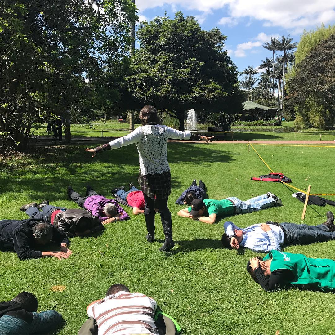 CLARKENEWS's tweet photo. ¿Qué hace nuestra compañera @pilaribaneztw para cerrar el 2017 con la mejor energía, para afrontar los retos del 2018? 

Mindfulness en Jardín Botánico. 

#Clarke #FelicidadOrganizacional #FelicidadLaboral https://t.co/k8yCa5wW1q