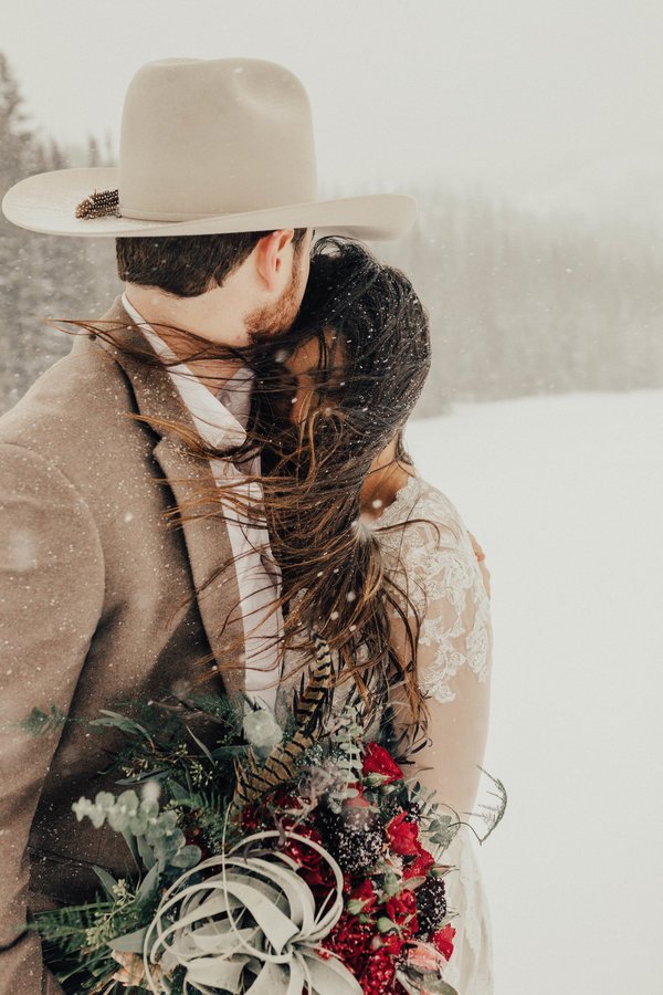 31 Snowy Wedding Pics That Are Straight Out Of A Winter Wonderland: ow.ly/1gSy30hsaqT