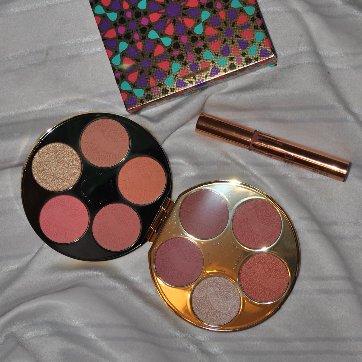 AixaAhmed's tweet image. This might be my next favorite blush palette by @tartecosmetics Blush Bazaar. It has 8 blushes and 2 stunning highlighters 😍 #tarteblushbazaar #blushaddict