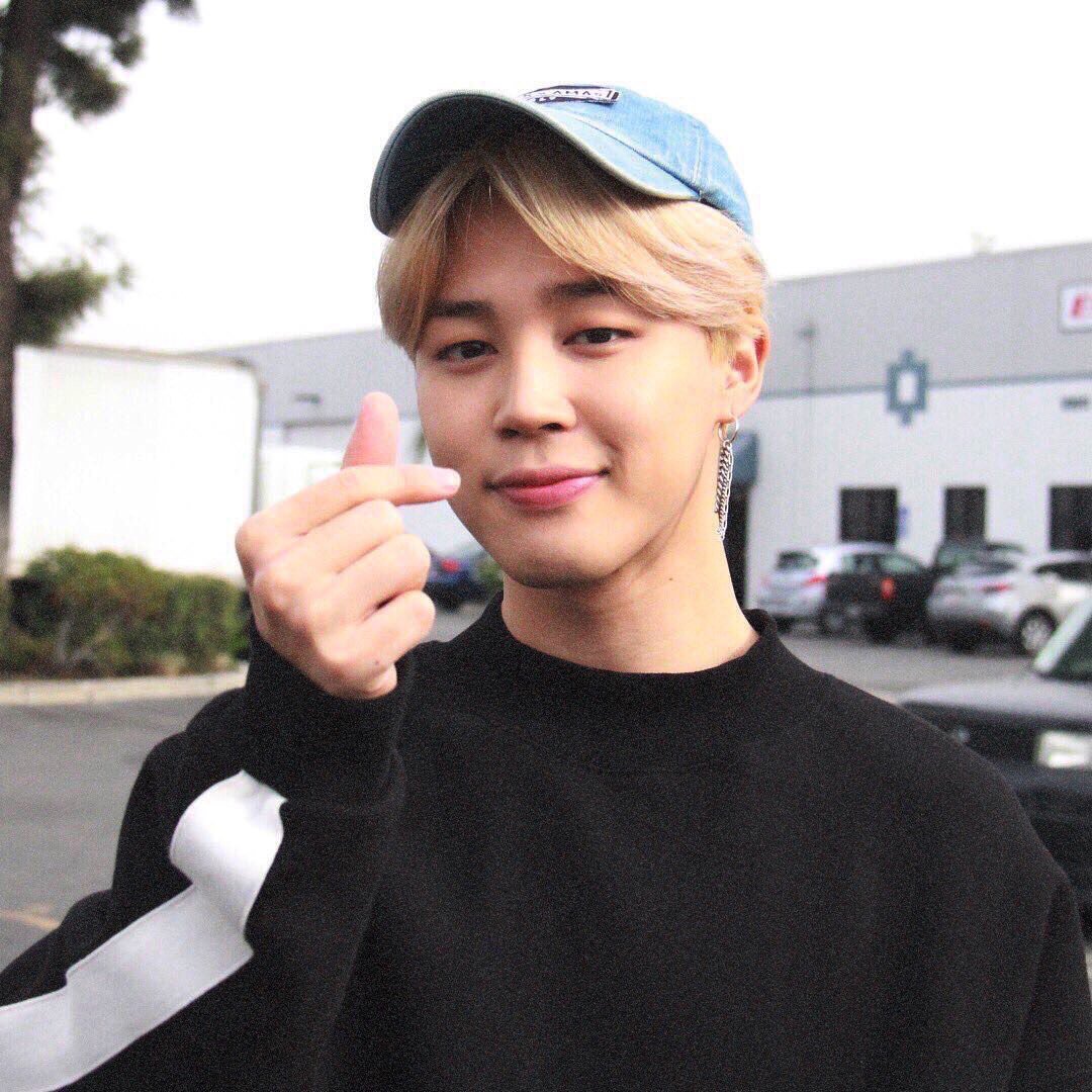 bomba3012's tweet photo. вареники, очень нужна ваша помощь. Можете покидать фотографии BTS (и не только, другие группы тоже приветствуются, особенно женские)? Заранее спасибо💕 https://t.co/tIOh7t1Aj3