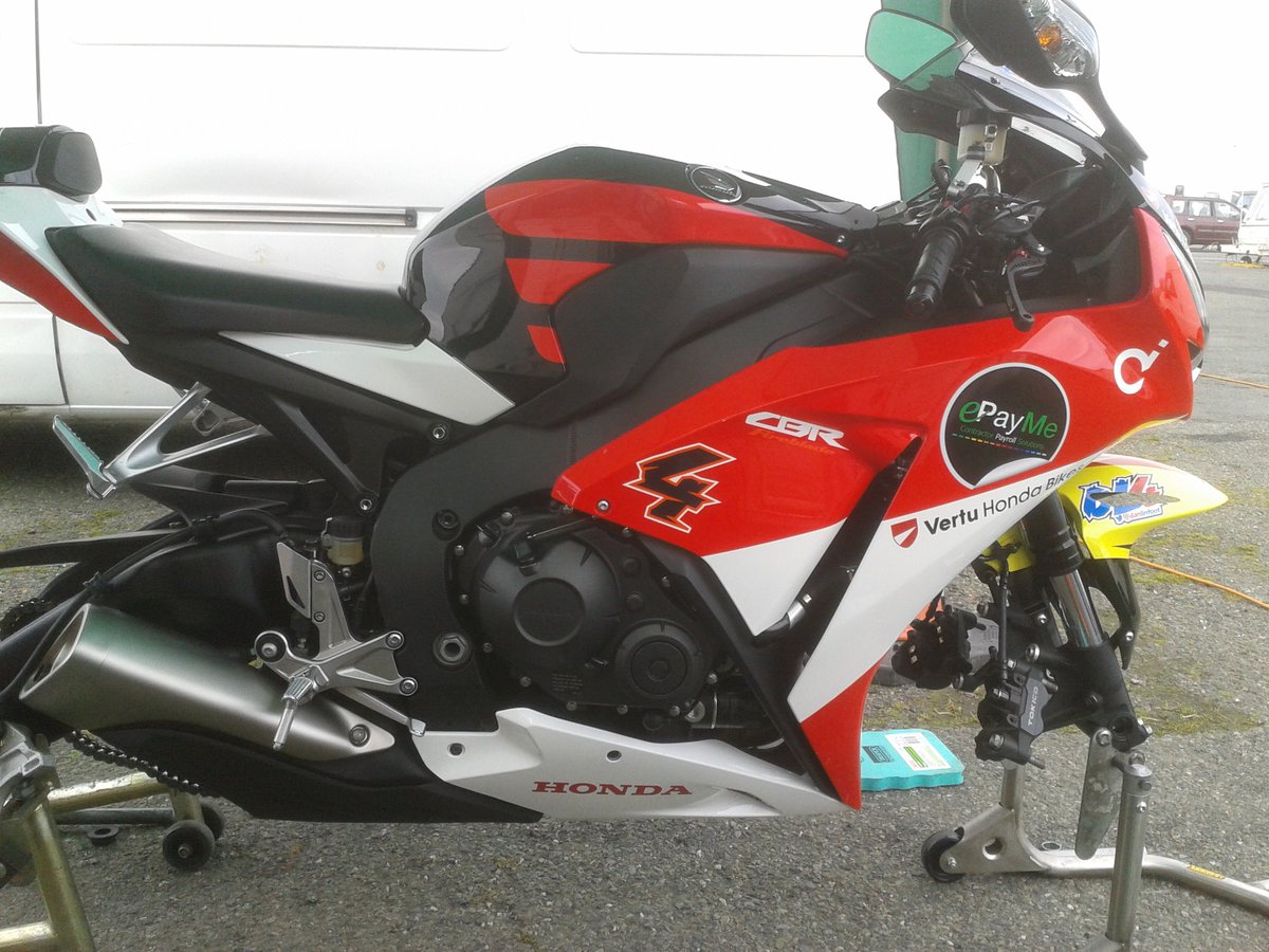 AOWilson52's tweet photo. Special ☺ @HondaUKBikes #Fireblade25 https://t.co/9sOcoXS2BK