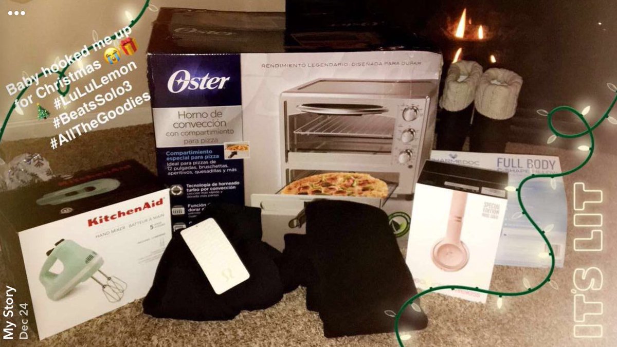 LexiChristine8's tweet photo. Boy oh boy Santa hooked us the FUUUU up. 🎄😍🎁☃️ https://t.co/njbVJi5tG2