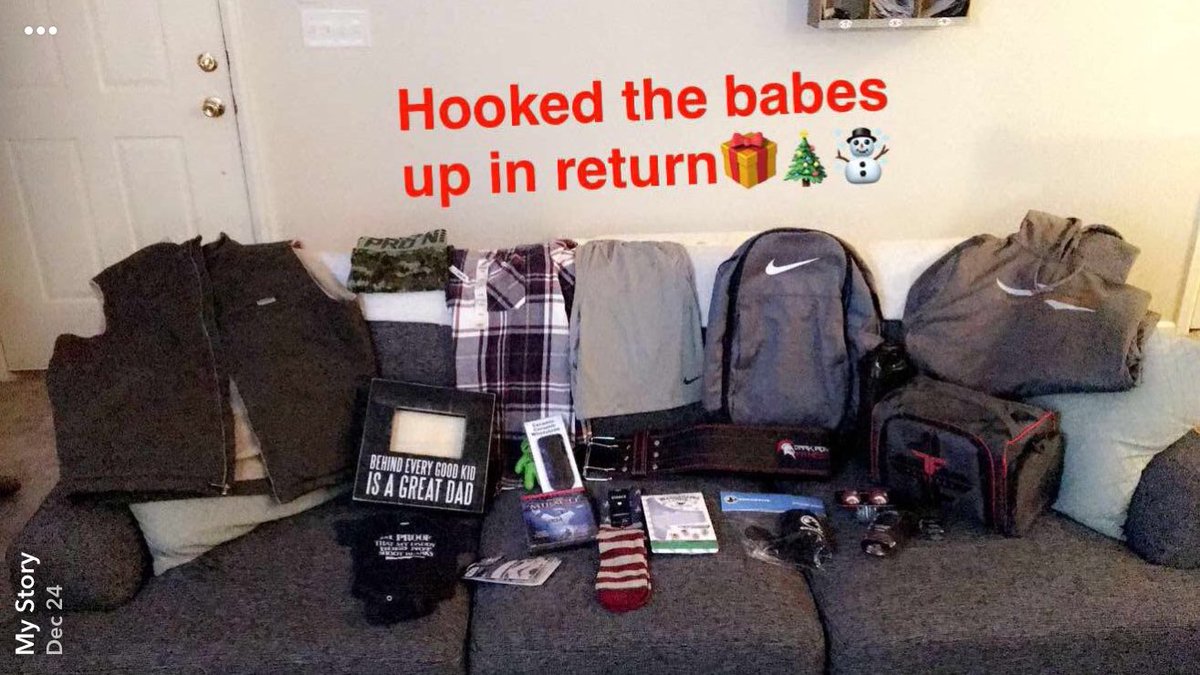 LexiChristine8's tweet photo. Boy oh boy Santa hooked us the FUUUU up. 🎄😍🎁☃️ https://t.co/njbVJi5tG2