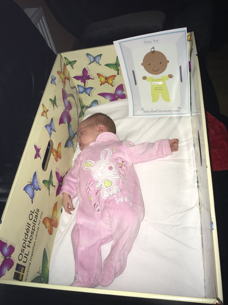 Siobhanflavin's tweet photo. Baby Roisin chilling in her baby box. #babyboxuniversity https://t.co/k6ZVhTy1n8