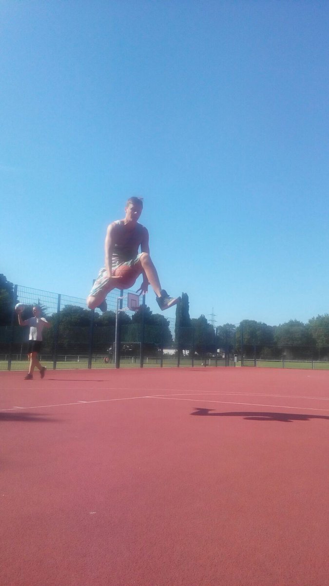 Romaninho87's tweet photo. #ballin #betweenthelegs #layup #summertime #gimmesummerback https://t.co/jRPlUP6DIp