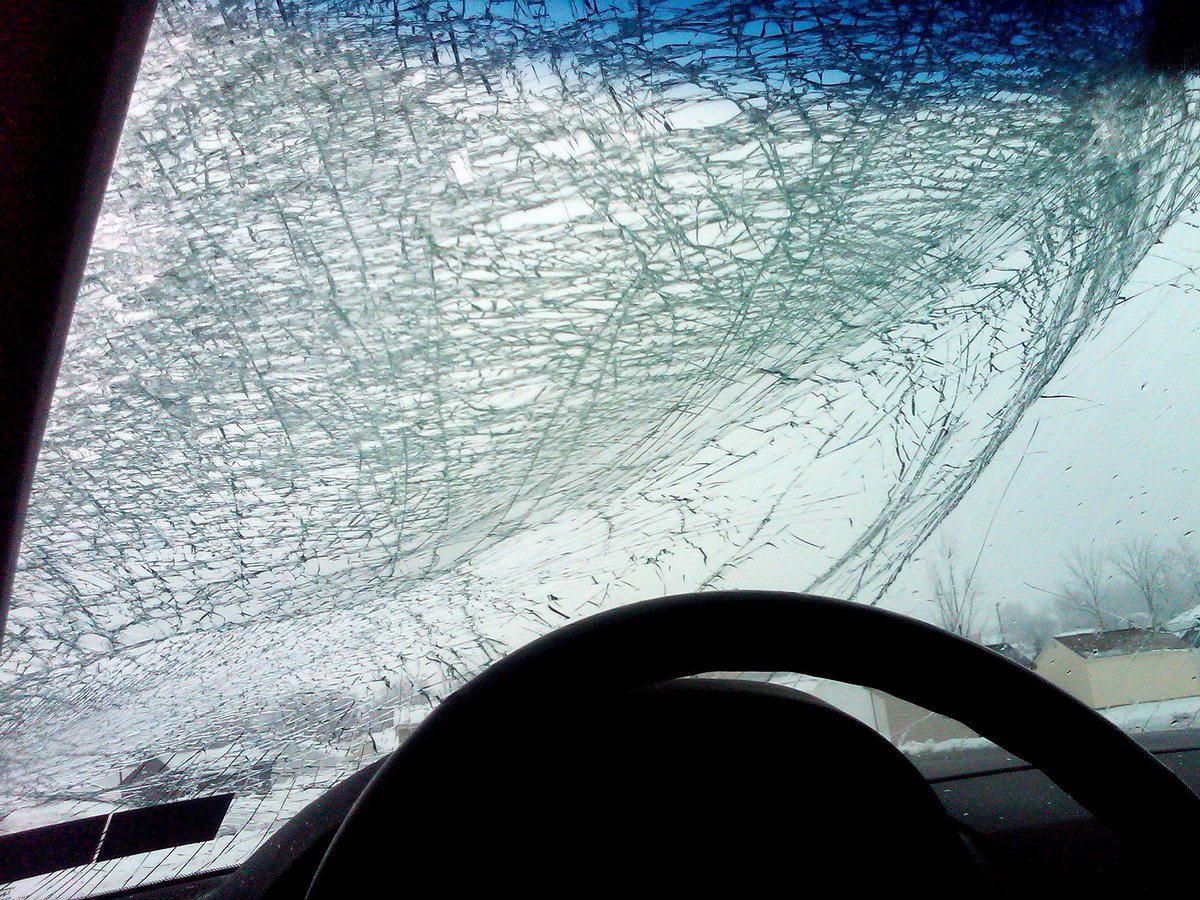 rnrautoglass's tweet photo. Did you know that the changes in temperature can cause a small #WindshieldChip to turn into a full-fledged crack? Bring your car to #RNR and let us fix the chip before this happens to you! https://t.co/m7uq2vdewp