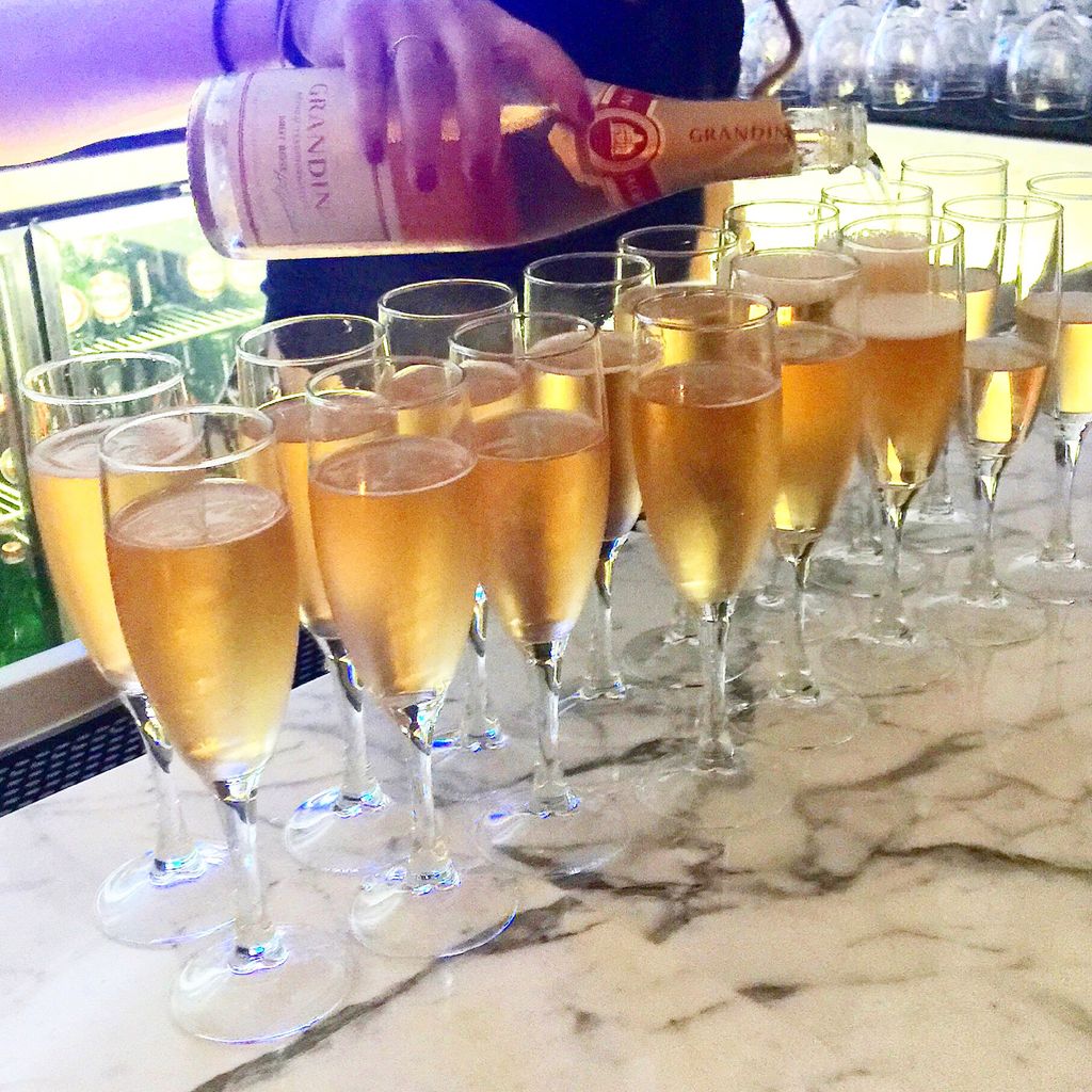 10e_dtla's tweet photo. Join us for our annual New Year’s Eve Party w/DJ @j.roberts_dj and Open Bar! 🍾🥂🌟✨ #nye #dtla #downtownparty #losangeles #10e #champagne #celebration #2018 #openbar https://t.co/ceXYq23kOC https://t.co/dVsFmIsN3e
