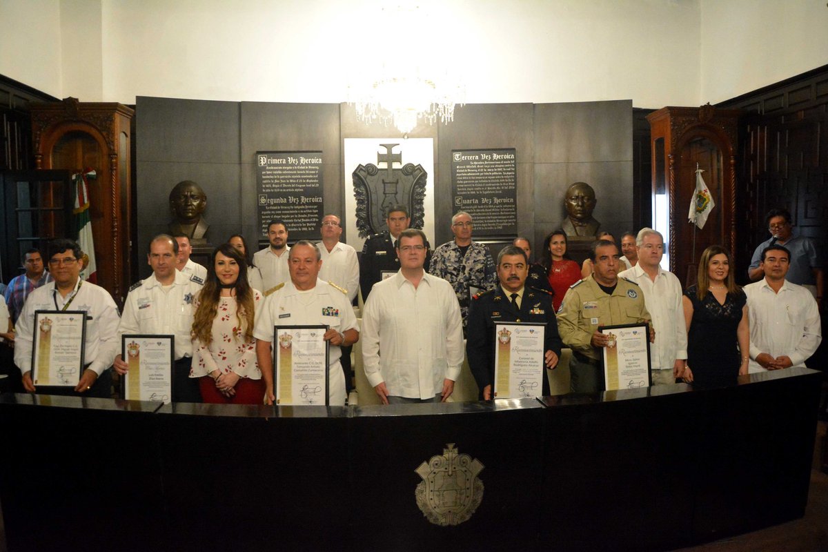_NuestroEnfoque's tweet photo. Reconoce @VeracruzGob a elementos de las fuerzas del orden @RamonPooAlcalde @SEMAR_mx @SEDENAmx @PoliciaFedMx @ssptransitover https://t.co/5lobp0xZIa https://t.co/C5raa4h5sG