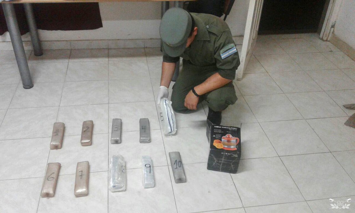 gendarmeria's tweet photo. 📷 #Salta | Incautan más de 5 kilos de cocaína ocultos en una 📦. Hay 1 ciudadana de nacionalidad boliviana detenida. ▶️ https://t.co/KxT5WBBPWC https://t.co/ZJFZgabeyB
