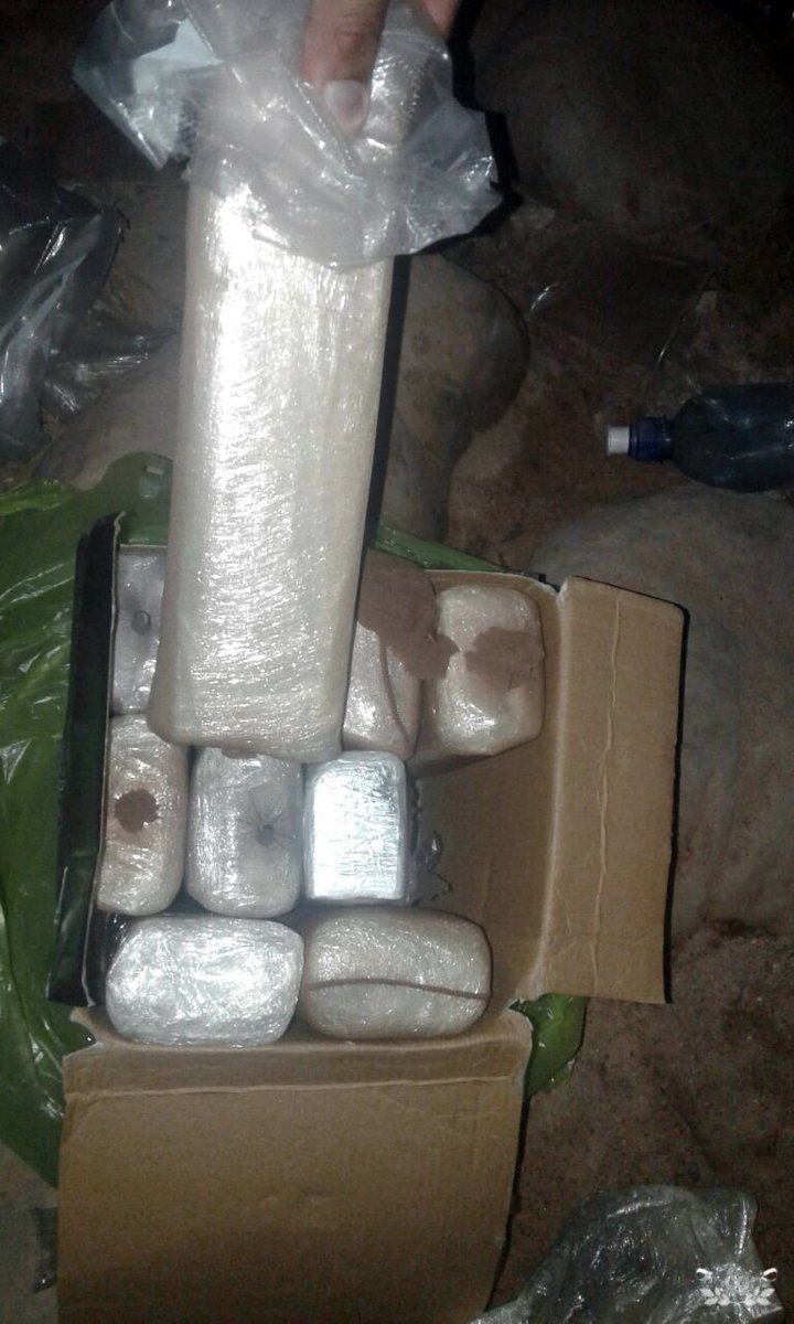 gendarmeria's tweet photo. 📷 #Salta | Incautan más de 5 kilos de cocaína ocultos en una 📦. Hay 1 ciudadana de nacionalidad boliviana detenida. ▶️ https://t.co/KxT5WBBPWC https://t.co/ZJFZgabeyB