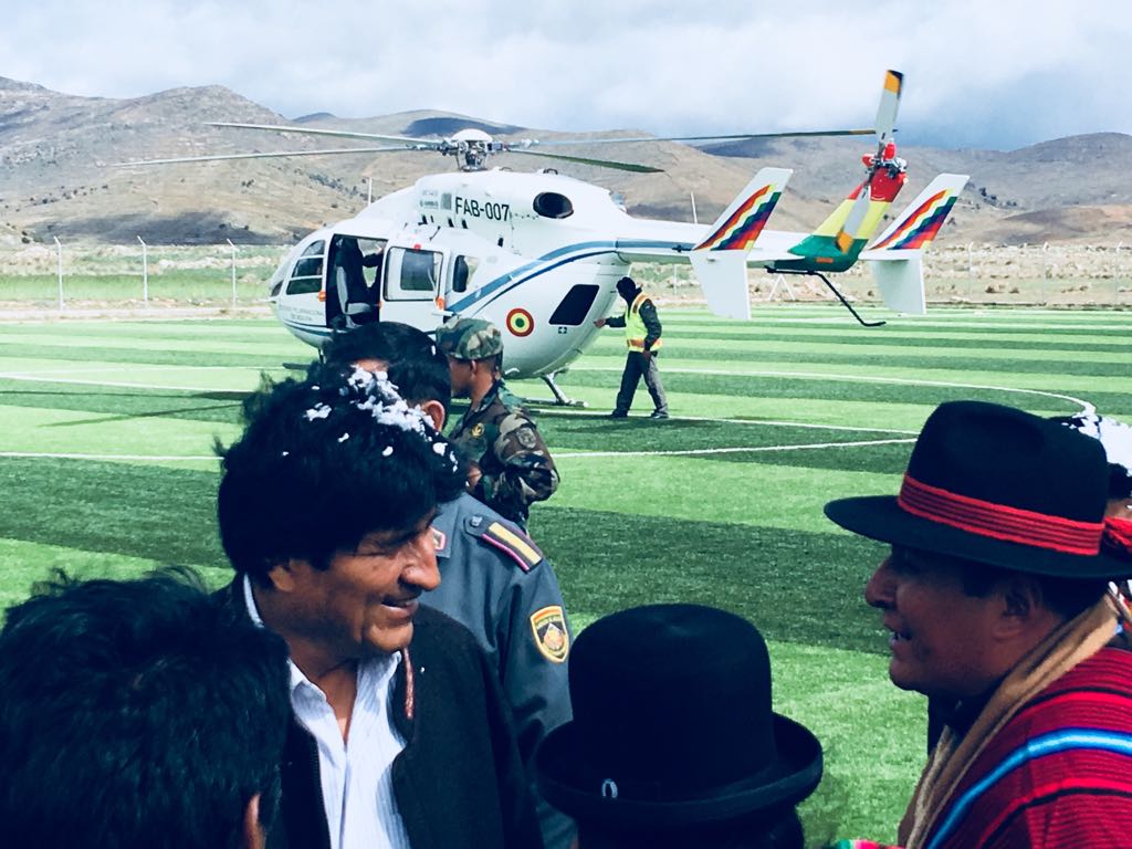 MinPresidencia's tweet photo. #EvoTrabajaPorBolivia
El Presidente @evoespueblo 
entrega la Casa Municipal y un Coliseo Cerrado que lleva su nombre en el municipio de #Humanata, #Provincia #Camacho, #La Paz.
Fotos: UCP https://t.co/0TevE7LuJO
