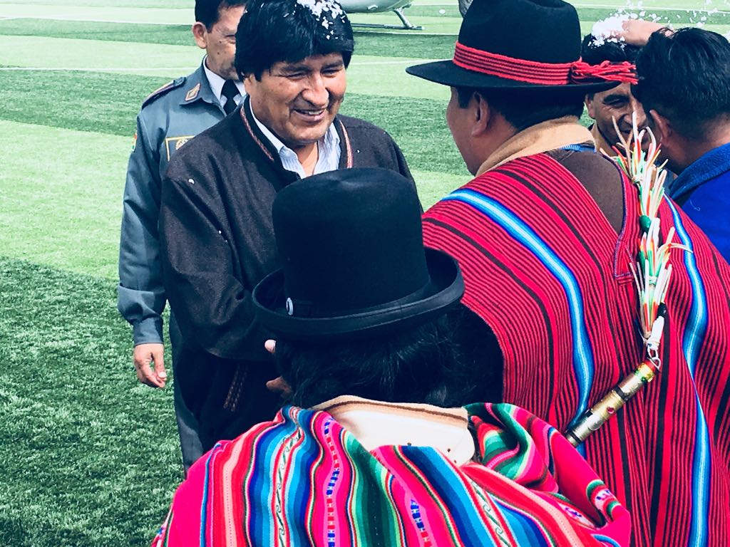 MinPresidencia's tweet photo. #EvoTrabajaPorBolivia
El Presidente @evoespueblo 
entrega la Casa Municipal y un Coliseo Cerrado que lleva su nombre en el municipio de #Humanata, #Provincia #Camacho, #La Paz.
Fotos: UCP https://t.co/0TevE7LuJO