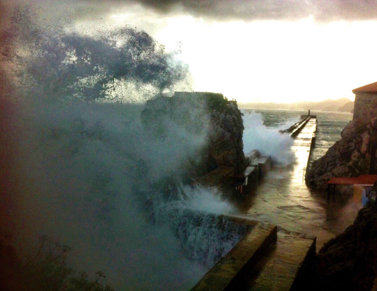 LaChurrupita's tweet photo. Han vuelto las olas. Así de blancas, inmensas y únicas, saltaban hoy en #CastroUrdiales #Cantabria https://t.co/8qo6QvxRU8