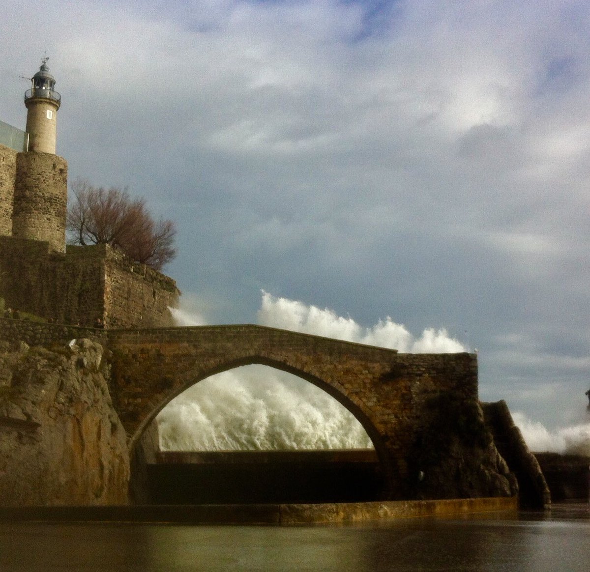 LaChurrupita's tweet photo. Han vuelto las olas. Así de blancas, inmensas y únicas, saltaban hoy en #CastroUrdiales #Cantabria https://t.co/8qo6QvxRU8