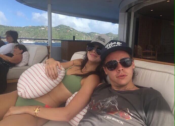werefamousx's tweet photo. sua família vai te visitar na sua nova casa. qual foto sua irmã postou de vc com seu/sua marido/esposa com a legenda "my favorite couple in their new home"? o que vc comentou na foto? https://t.co/zUcKgoIHzp
