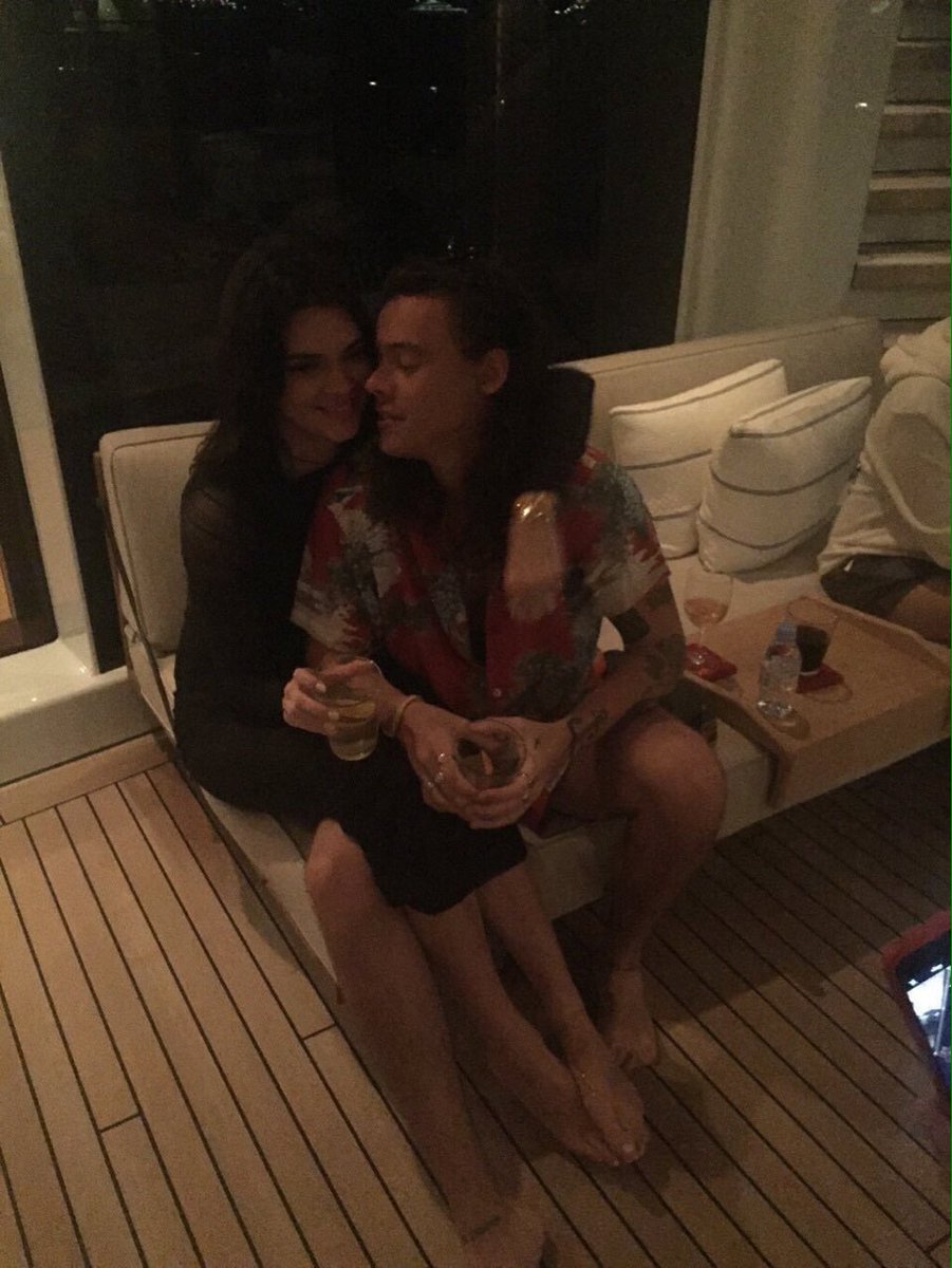 werefamousx's tweet photo. sua família vai te visitar na sua nova casa. qual foto sua irmã postou de vc com seu/sua marido/esposa com a legenda "my favorite couple in their new home"? o que vc comentou na foto? https://t.co/zUcKgoIHzp
