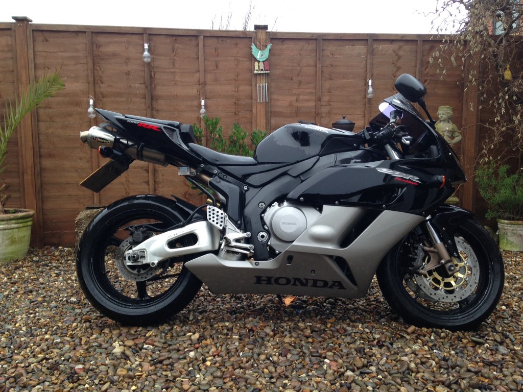 snetterton88's tweet photo. @HondaUKBikes #Fireblade25 https://t.co/UXx3nZiP8Q