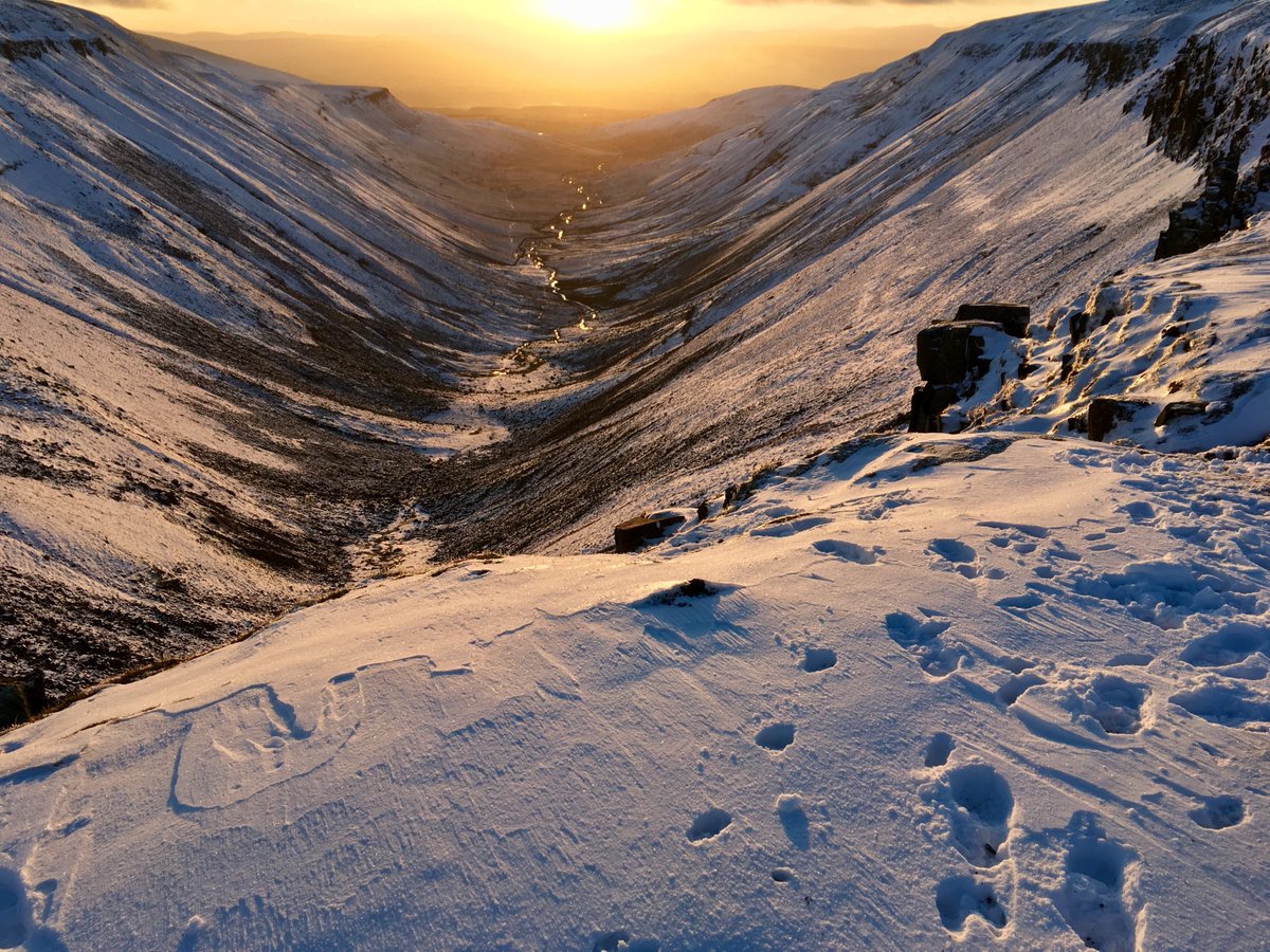 alanhinkes's tweet photo. High Cup Nick @getnorth2018 😀 Nippy up there today Arctic  like conditions v cold &amp; wind thin snow cover - it's Great up North 😀🏔😀❄️ @CumbriaWeather @NorthPennAONB https://t.co/6PpxugjYaH