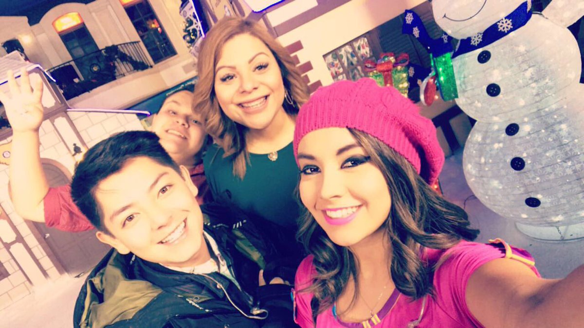 patriciaall's tweet photo. Ya listos desde #kidzania @MemitoMillon @_JesseMtz @bengzeng 3:30 por @multimediostv en vivo 👏🏻👏🏻👏🏻 https://t.co/w1rXAKd68j