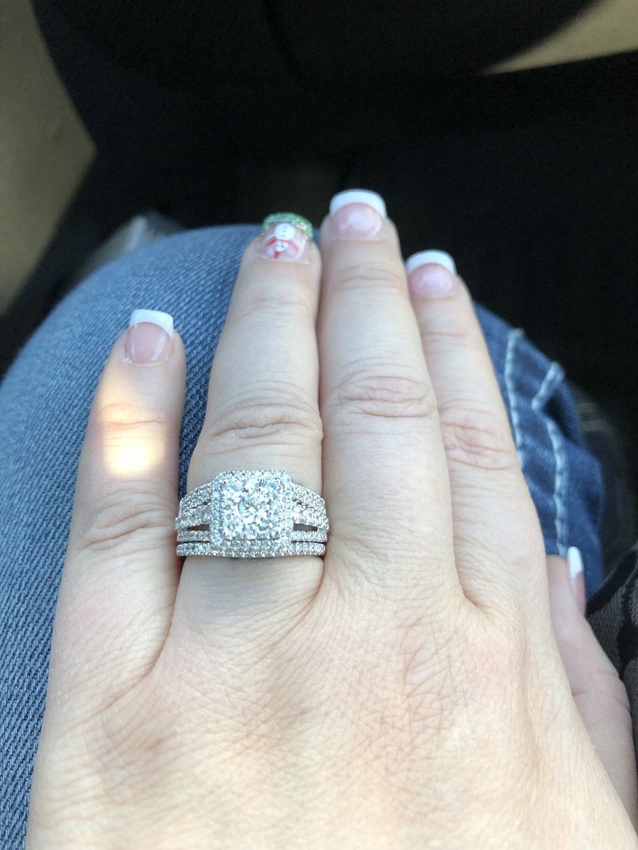 daisylove4's tweet image. #helzberg love my graduation present from my husband❤️