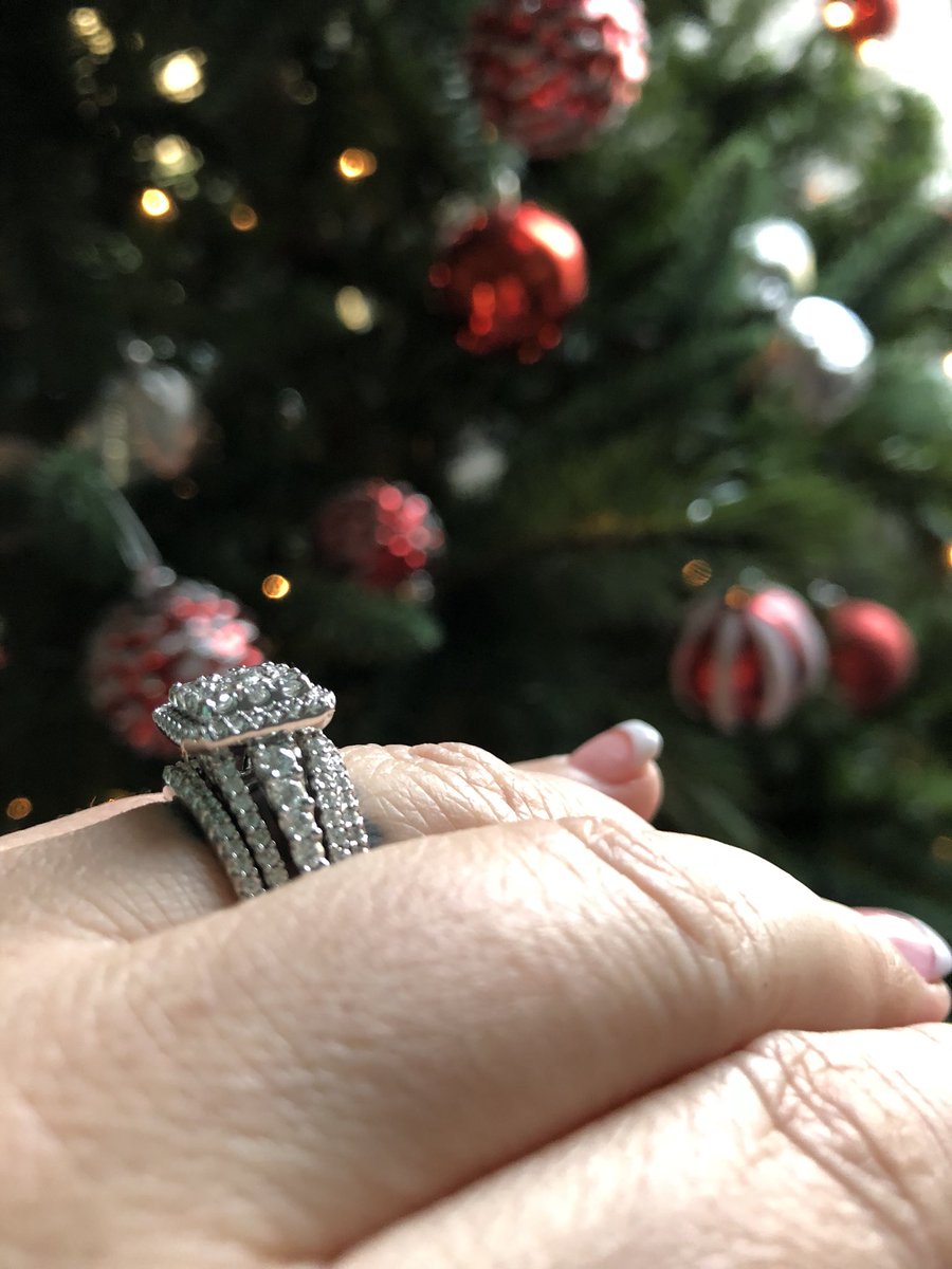 daisylove4's tweet image. #helzberg love my graduation present from my husband❤️