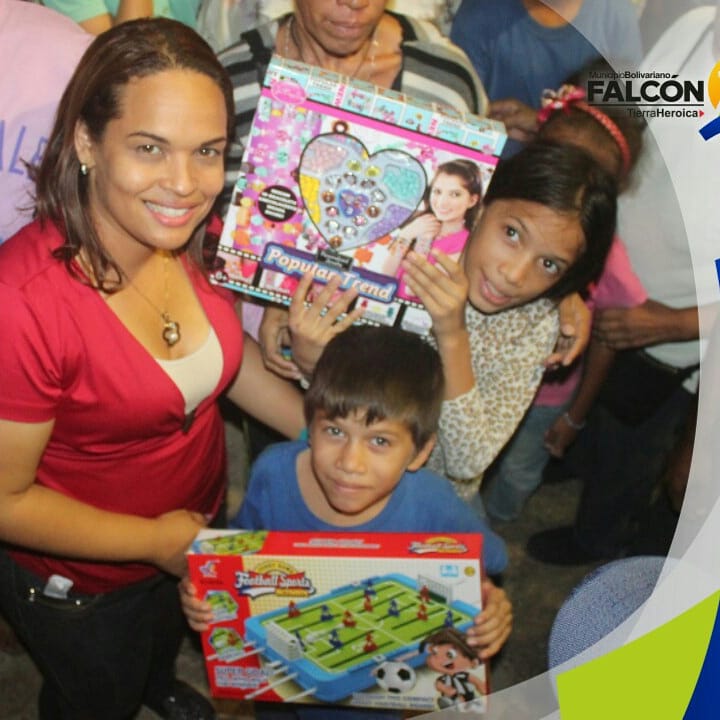 VILEIVYSGARCIA's tweet photo. Siguiendo los lineamientos de nuestro presidente @nicolasmaduro y nuestro  gobernador @vclarkb atendimos con la entrega de juguetes a nuestros niños y niñas del #MunicipioFalcón y sus 9 parroquias. Llevando sonrisas a los mas pequeños de la casa
#JuntosLoHacemos 
#FalconEsNavidad https://t.co/OLkmzIWqGc