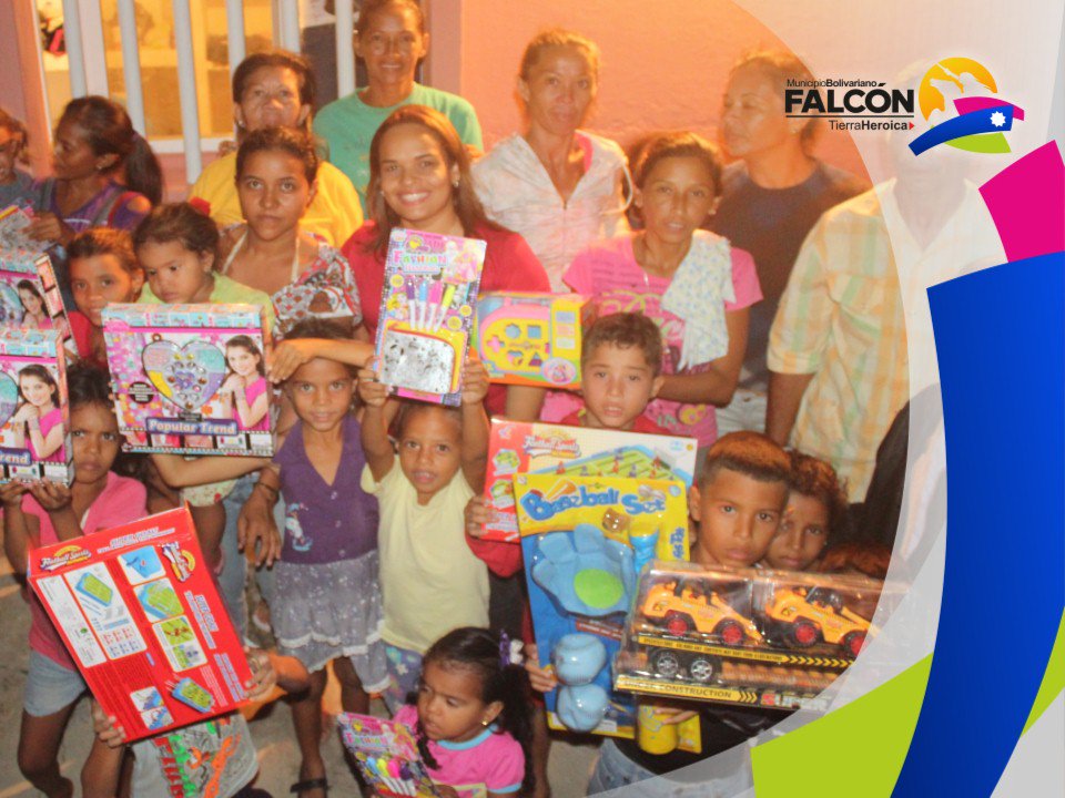 VILEIVYSGARCIA's tweet photo. Siguiendo los lineamientos de nuestro presidente @nicolasmaduro y nuestro  gobernador @vclarkb atendimos con la entrega de juguetes a nuestros niños y niñas del #MunicipioFalcón y sus 9 parroquias. Llevando sonrisas a los mas pequeños de la casa
#JuntosLoHacemos 
#FalconEsNavidad https://t.co/OLkmzIWqGc