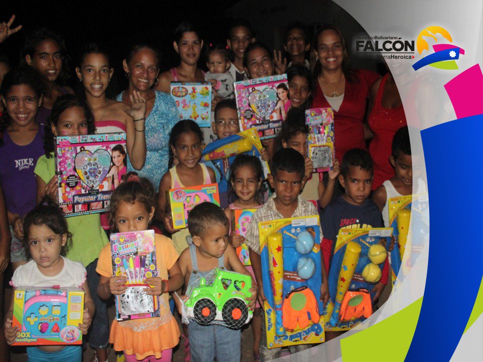 Siguiendo los lineamientos de nuestro presidente <a href="/nicolasmaduro/">Nicolás Maduro</a> y nuestro  gobernador <a href="/vclarkb/">Víctor Clark Boscán</a> atendimos con la entrega de juguetes a nuestros niños y niñas del #MunicipioFalcón y sus 9 parroquias. Llevando sonrisas a los mas pequeños de la casa
#JuntosLoHacemos 
#FalconEsNavidad