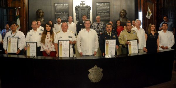 volutainfo's tweet photo. Reconoce Ayuntamiento de Veracruz a elementos de las fuerzas del orden https://t.co/GAlfLdOVRf https://t.co/ky416wgpbj