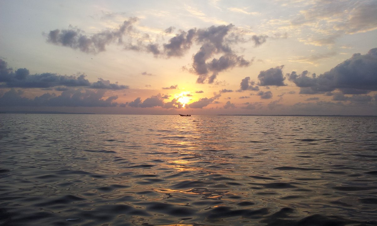 traceylbabi's tweet photo. Beautiful sunrise over Lake Victoria, Uganda! #nofilter Psalms 19:1-6 :) https://t.co/g5TRcmpB0u