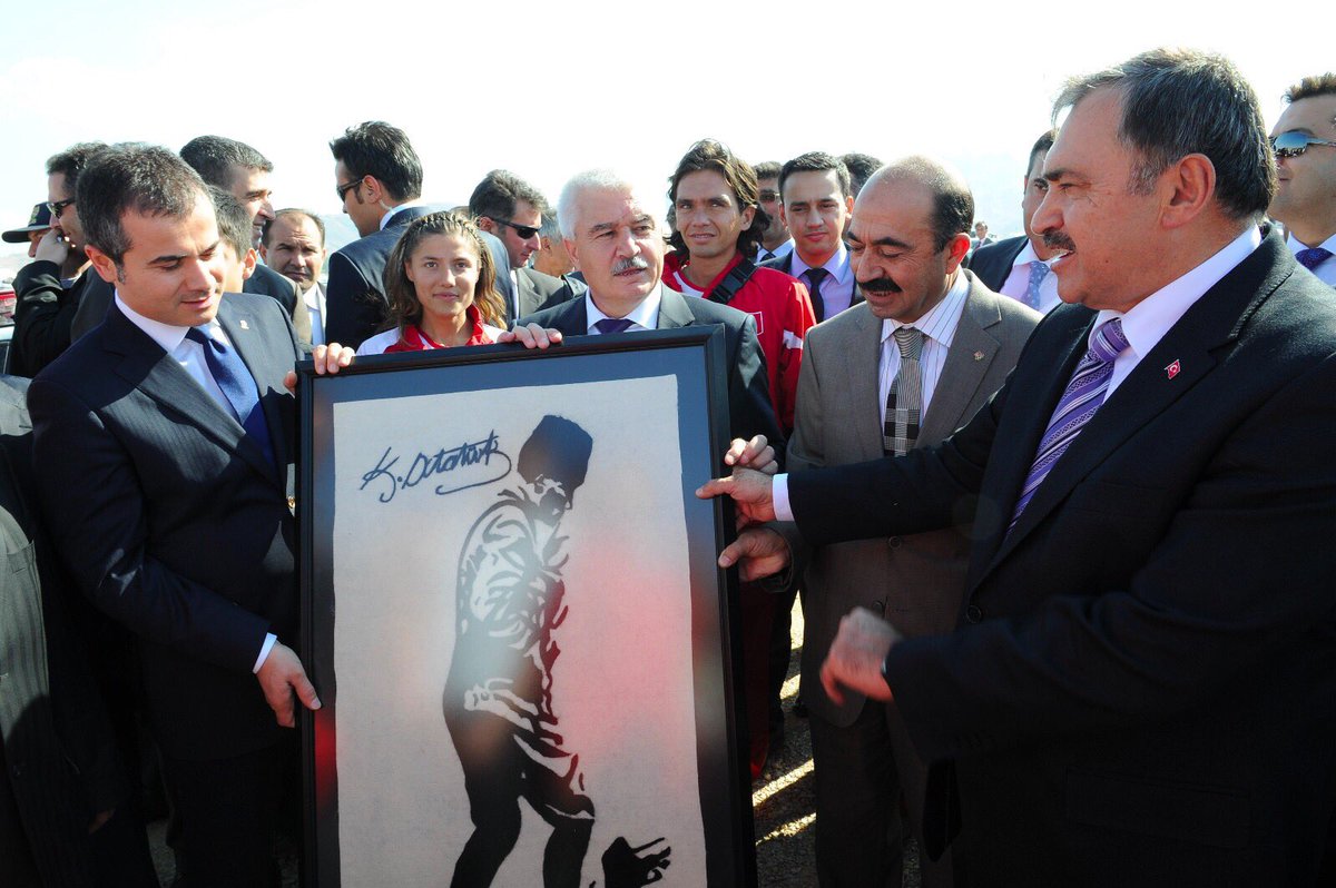 GuruMedya's tweet photo. Hayreddin #Aydınbaş, 2011 yılında danışmanlığını yaptığı Gençlik ve Spor Bakanı Sayın Suat Kılıç'la birlikte. https://t.co/jLqITtASg8