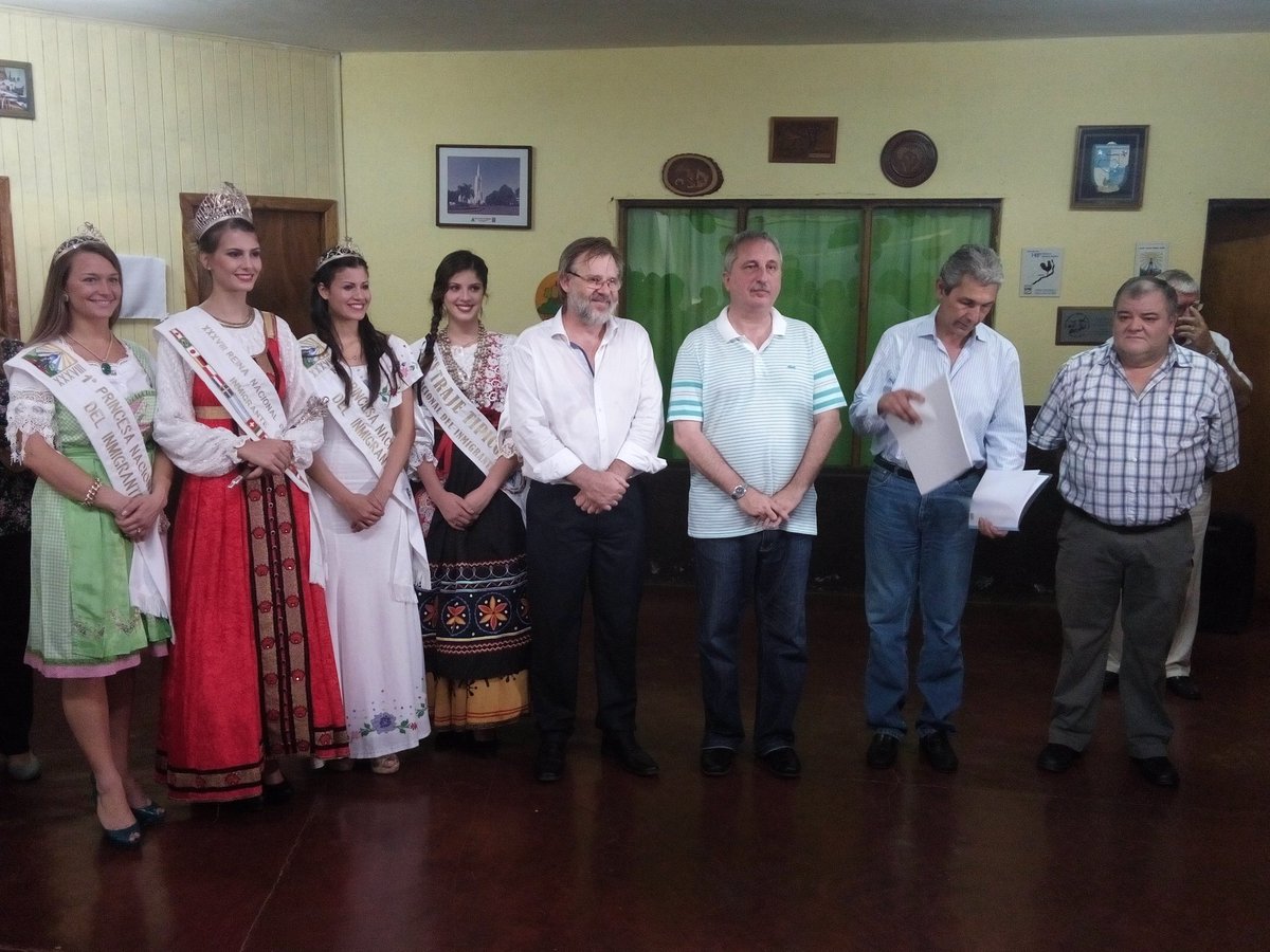 OberaesNoticia's tweet photo. El Gobernador @passalacquaok continúa con el recorrido en #Obera. #Ahora recibe un reconocimiento por su participación en la @FInmigrantes https://t.co/0Ty2GG19C3