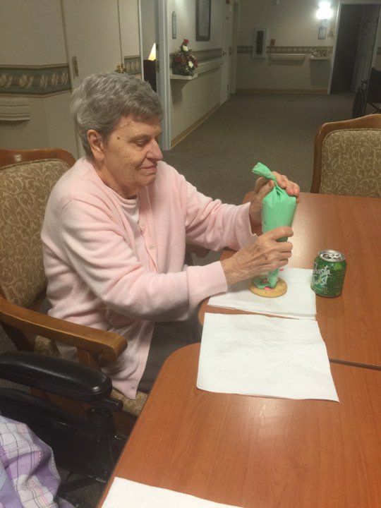 fountainviewLEC's tweet photo. Our residents had a blast decorating sugar cookies for the holidays. Goni, June and Rose Mary put the icing on and Alice added a dash of sparkle with green and red sprinkles. Beautiful and tasty too! #FrontierCulture https://t.co/BPHD2bBjNz
