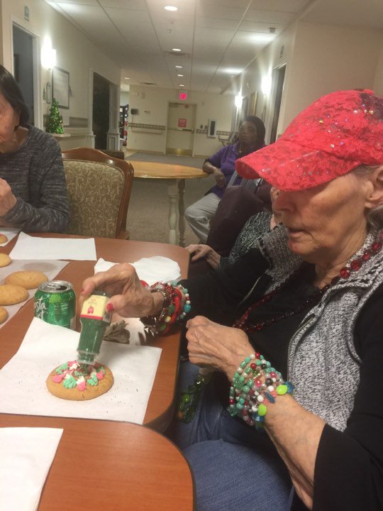 fountainviewLEC's tweet photo. Our residents had a blast decorating sugar cookies for the holidays. Goni, June and Rose Mary put the icing on and Alice added a dash of sparkle with green and red sprinkles. Beautiful and tasty too! #FrontierCulture https://t.co/BPHD2bBjNz
