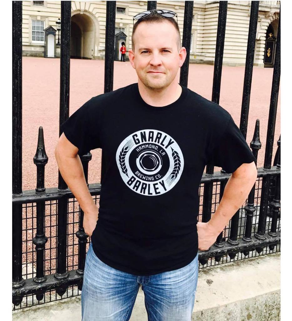 GnarlyBarley's tweet photo. Check out some royal #RippinandReppin!
Jason makes Gnarly Barley look good across the pond in front of the Buckingham Palace! #craftinternational #gnarlybarley #allhailthequeen #mate https://t.co/TcsdV2qSrt