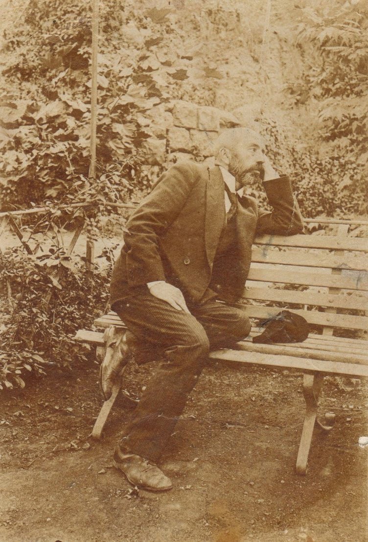 Ayakkabıları yırtık olsa ne yazar, kalbi  vatan sevgisi ile dolu, yüreği zengin milli şairimiz #MehmetAkifErsoy 'u rahmetle ve minnetle anıyorum...