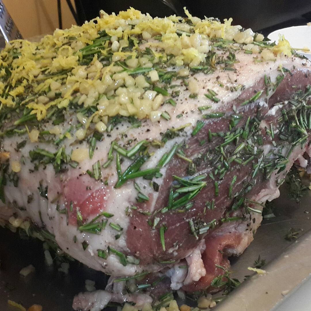BeechLeon's tweet photo. Compliments of the season to all from the kitchen .....chef life some Christmas prep. 
For the love of cooking #cheflife book the kitchen for your next event #peaceloveandchickenwings https://t.co/0XYlFqTs7m