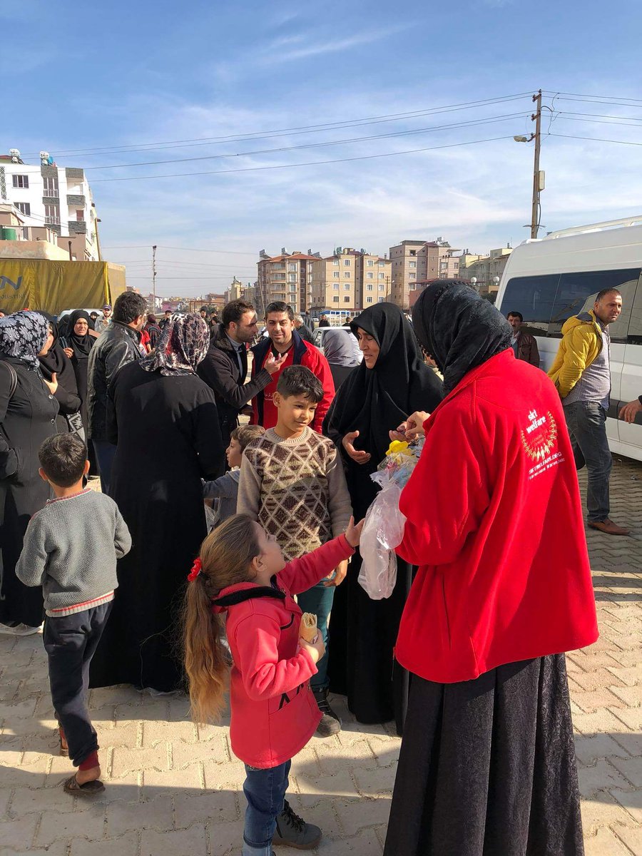 sktwelfare's tweet photo. Day 4
1700 food parcels were loaded & then handed out to Syrian refugees. The volunteers spent time speaking with the children.
The team took part in a football match; final score was 12-3 to the Home team!
#DecDeployment #Stand4Syria #Stand4Peace #Stand4Humanity
Pls RT https://t.co/R1l0Dp5h3F