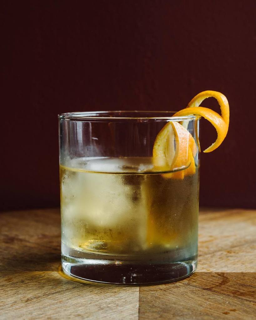 492King's tweet image. Come warm up with the Fireside Chat No. 2, made with rye, rum, banana, black walnut, + orange. 🔥 📸: @andrewthomaslee. #upperking #homefortheholidays ift.tt/2pHbwGJ