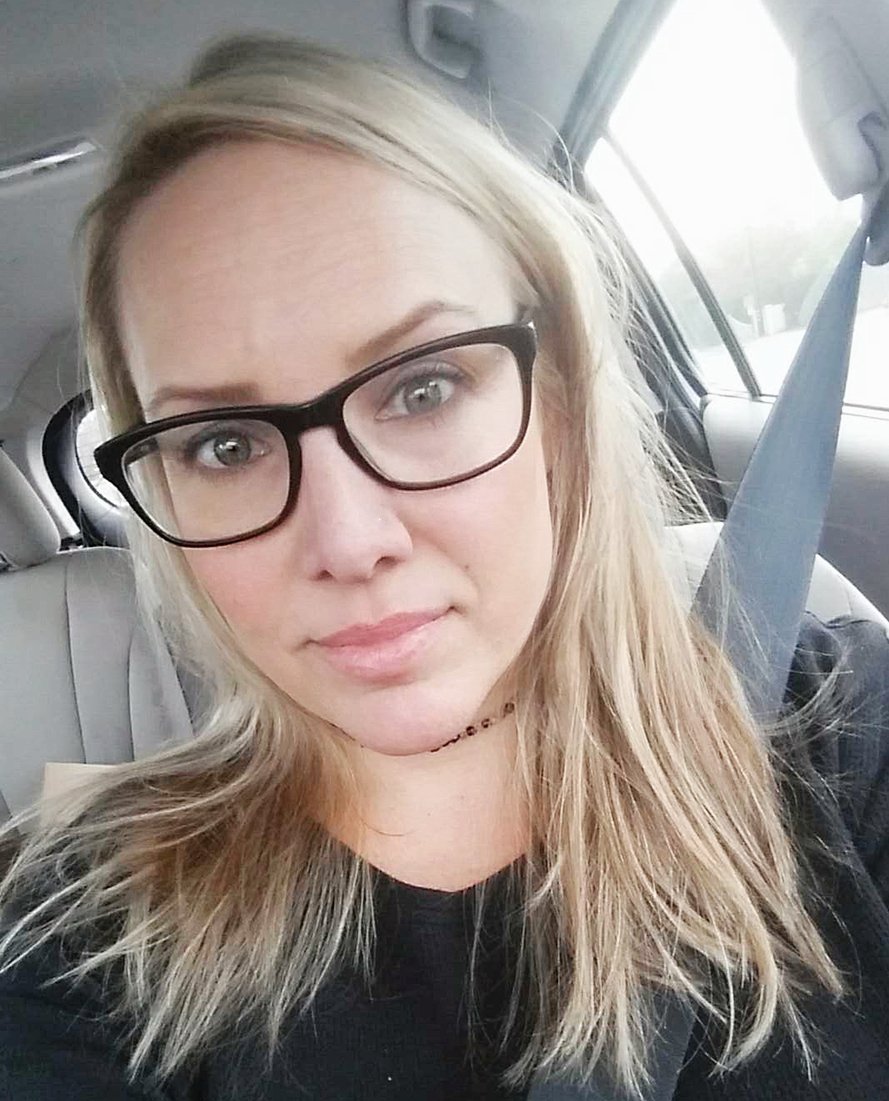I decided to get dressed & leave the house today. Cold weather makes me want to stay snuggled in bed &watch TV. At least the suns out! 🌞 https://t.co/3n3HmPO2cY