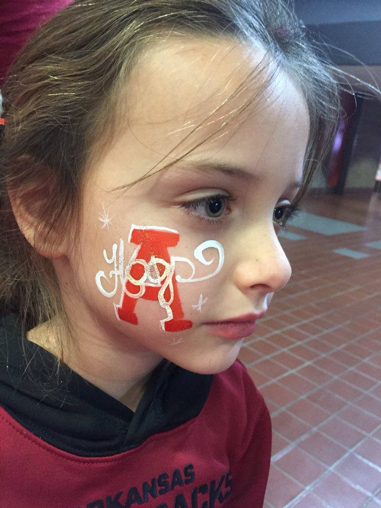 kkandtim's tweet photo. First Hog b-ball game. #Fastest40 #neveryield #gohogs https://t.co/05xT9aEOCe