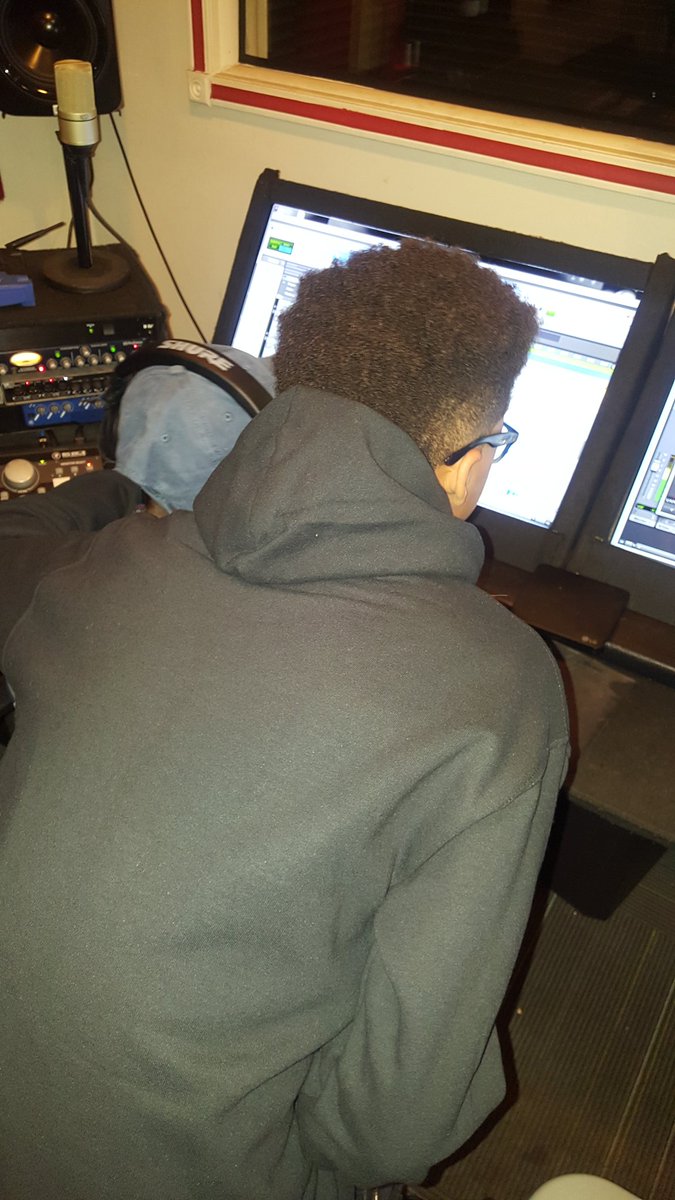 BlaqueMvnday's tweet photo. Working on @Phizzy_Phaze  Project #RookieOfTheYear bout to make some real noise! Follow Us along on our journey for MVP in 2018! #Blaquemvnday #KiddPhizzy https://t.co/3UvbhXWmkz