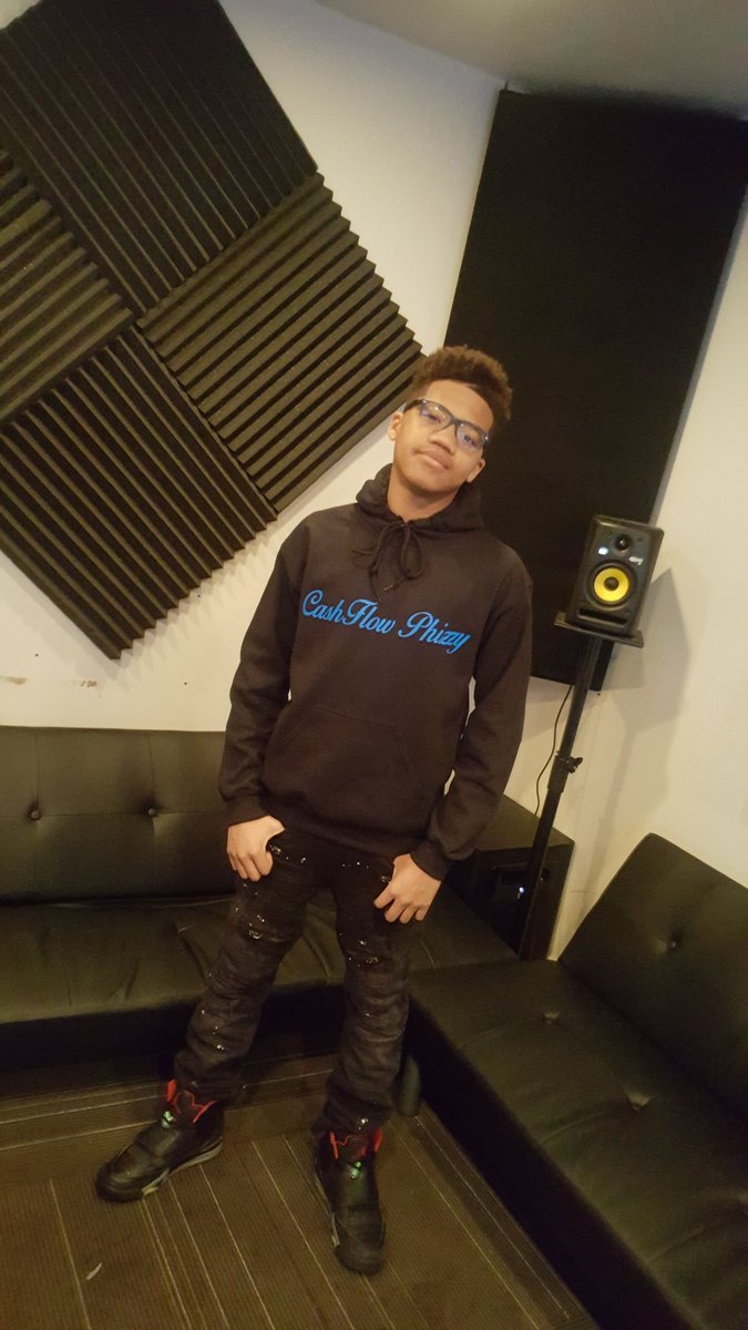 BlaqueMvnday's tweet photo. Working on @Phizzy_Phaze  Project #RookieOfTheYear bout to make some real noise! Follow Us along on our journey for MVP in 2018! #Blaquemvnday #KiddPhizzy https://t.co/3UvbhXWmkz