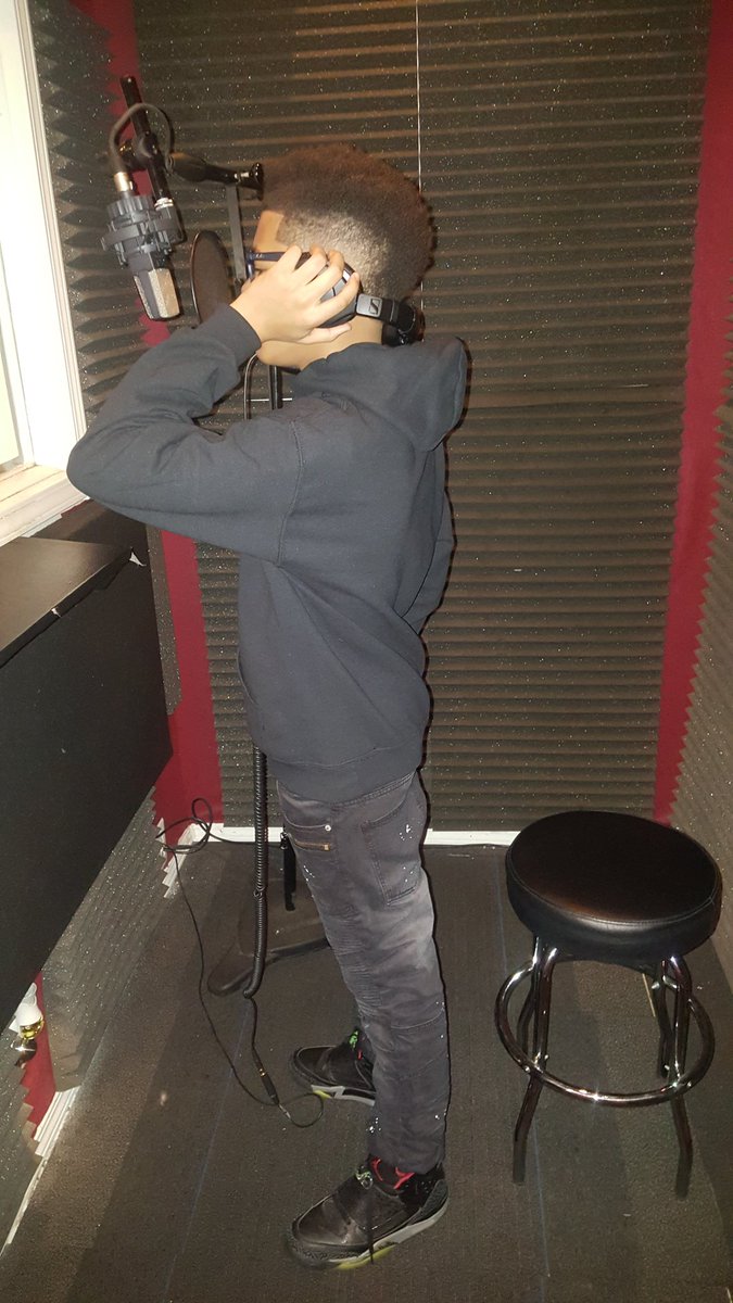 BlaqueMvnday's tweet photo. Working on @Phizzy_Phaze  Project #RookieOfTheYear bout to make some real noise! Follow Us along on our journey for MVP in 2018! #Blaquemvnday #KiddPhizzy https://t.co/3UvbhXWmkz