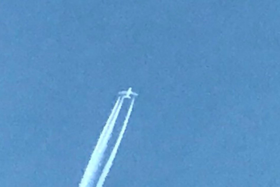 AirportWebcams's tweet photo. Air France #AF66 Paris-LAX (Airbus A380 F-HPJG) just landed with an engine issue. In-flight pic by @johan_scholte appears to show No.2 shut down. Runway was inspected for debris after landing. Also landed 25L (usually 24R). https://t.co/tRnKAIK5FZ https://t.co/0TvOevjifL