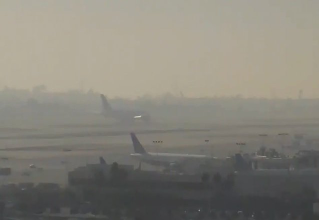 AirportWebcams's tweet photo. Air France #AF66 Paris-LAX (Airbus A380 F-HPJG) just landed with an engine issue. In-flight pic by @johan_scholte appears to show No.2 shut down. Runway was inspected for debris after landing. Also landed 25L (usually 24R). https://t.co/tRnKAIK5FZ https://t.co/0TvOevjifL