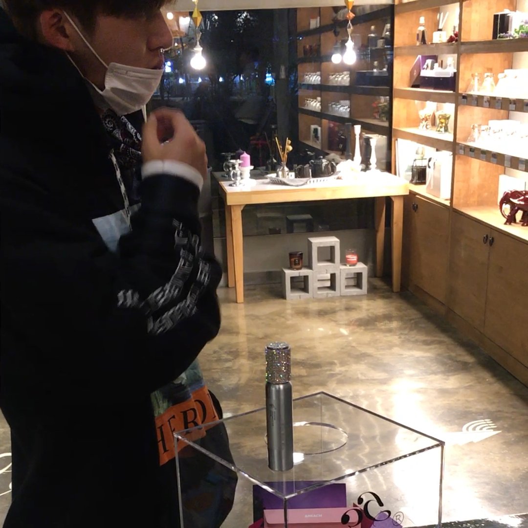 rhy7hms's tweet image. [#UPDATE] lab_5gam IG com #B.I
.
5GAM(오감) 스페셜 뉴스!!^^
.
소중한 팬들이 직접,,,
한글자 한글자 적어 넣은 큐브박스 증정!!
(약속 지켰습니다!!^^)
.
그리고,,
오감이 특별히 제작한 스페셜 드레스퍼퓸!!
(블링블링해서 너무 좋아하는듯^^)