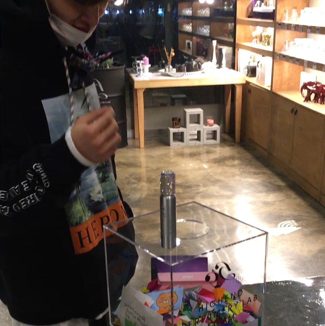 rhy7hms's tweet image. [#UPDATE] lab_5gam IG com #B.I
.
5GAM(오감) 스페셜 뉴스!!^^
.
소중한 팬들이 직접,,,
한글자 한글자 적어 넣은 큐브박스 증정!!
(약속 지켰습니다!!^^)
.
그리고,,
오감이 특별히 제작한 스페셜 드레스퍼퓸!!
(블링블링해서 너무 좋아하는듯^^)